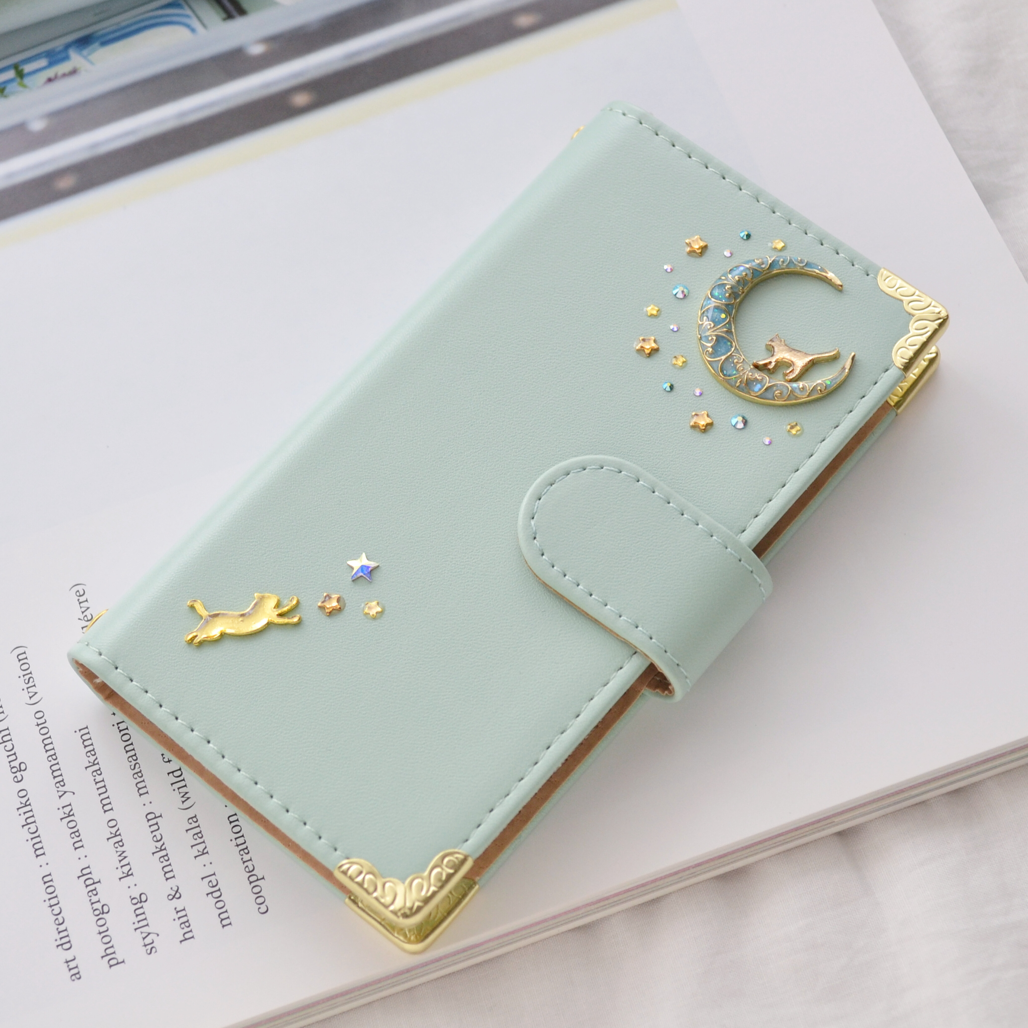 レア機種にも対応！手帳型スマホケース『猫と月の宇宙旅行』ミントグリーン 全機種対応◎