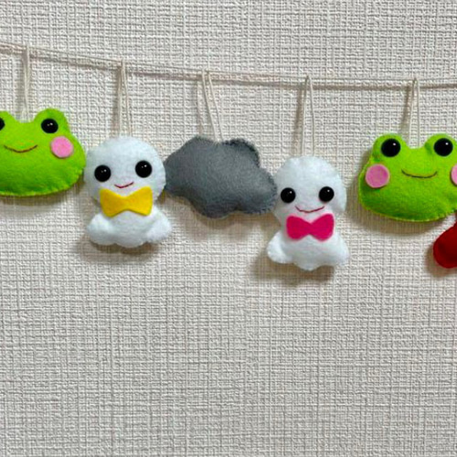 カエルのガーランド 梅雨 保育園 幼稚園 フェルト 壁面 その他雑貨