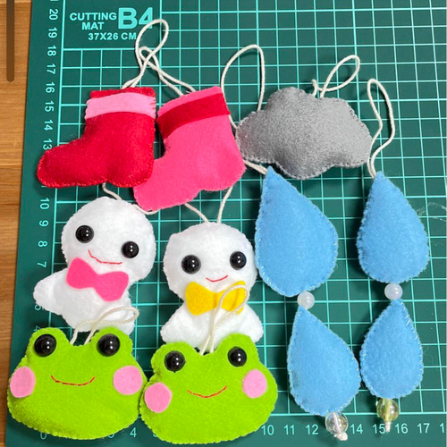 カエルのガーランド 梅雨 保育園 幼稚園 フェルト 壁面 その他雑貨