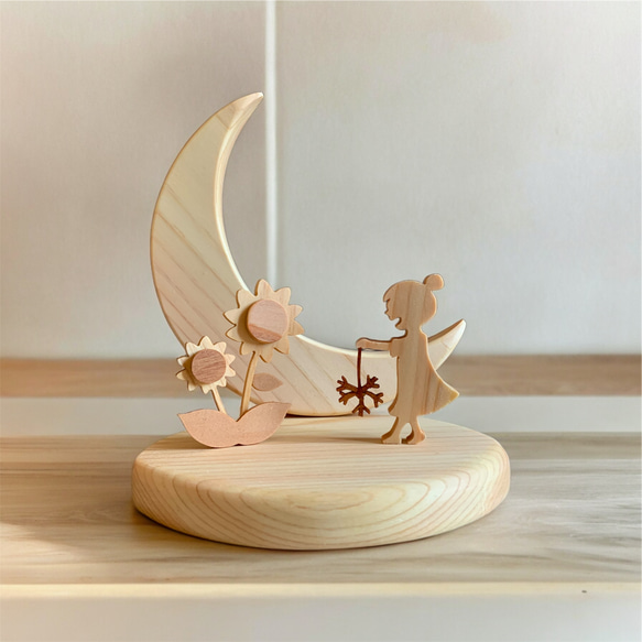 木製 月飾りオブジェ 8月 ひまわりと線香花火をする少女～夏の