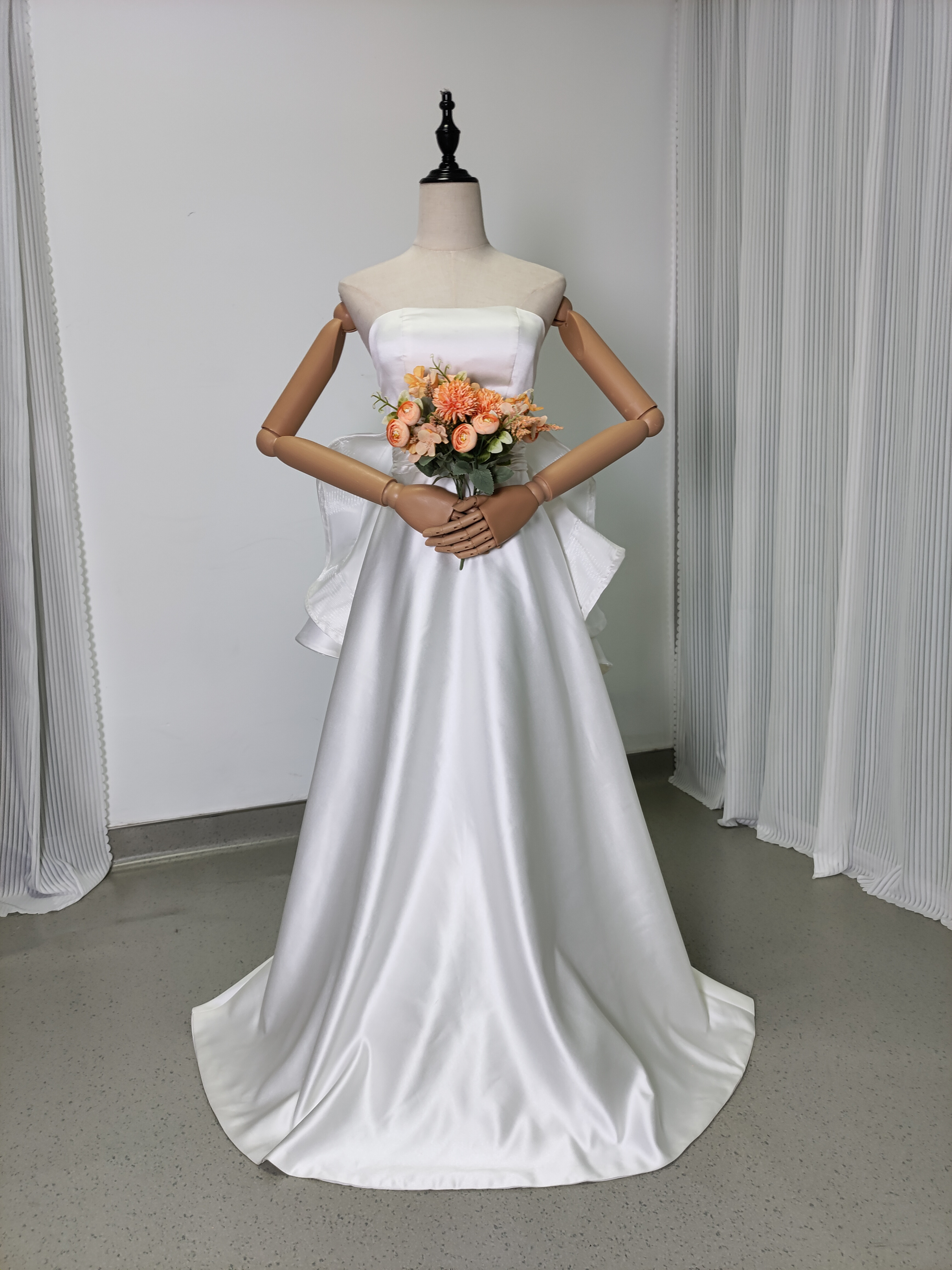 送料無料！ウェディングドレス ラッフルフリル 取り外し オフホワイト 結婚式 ベアトップ