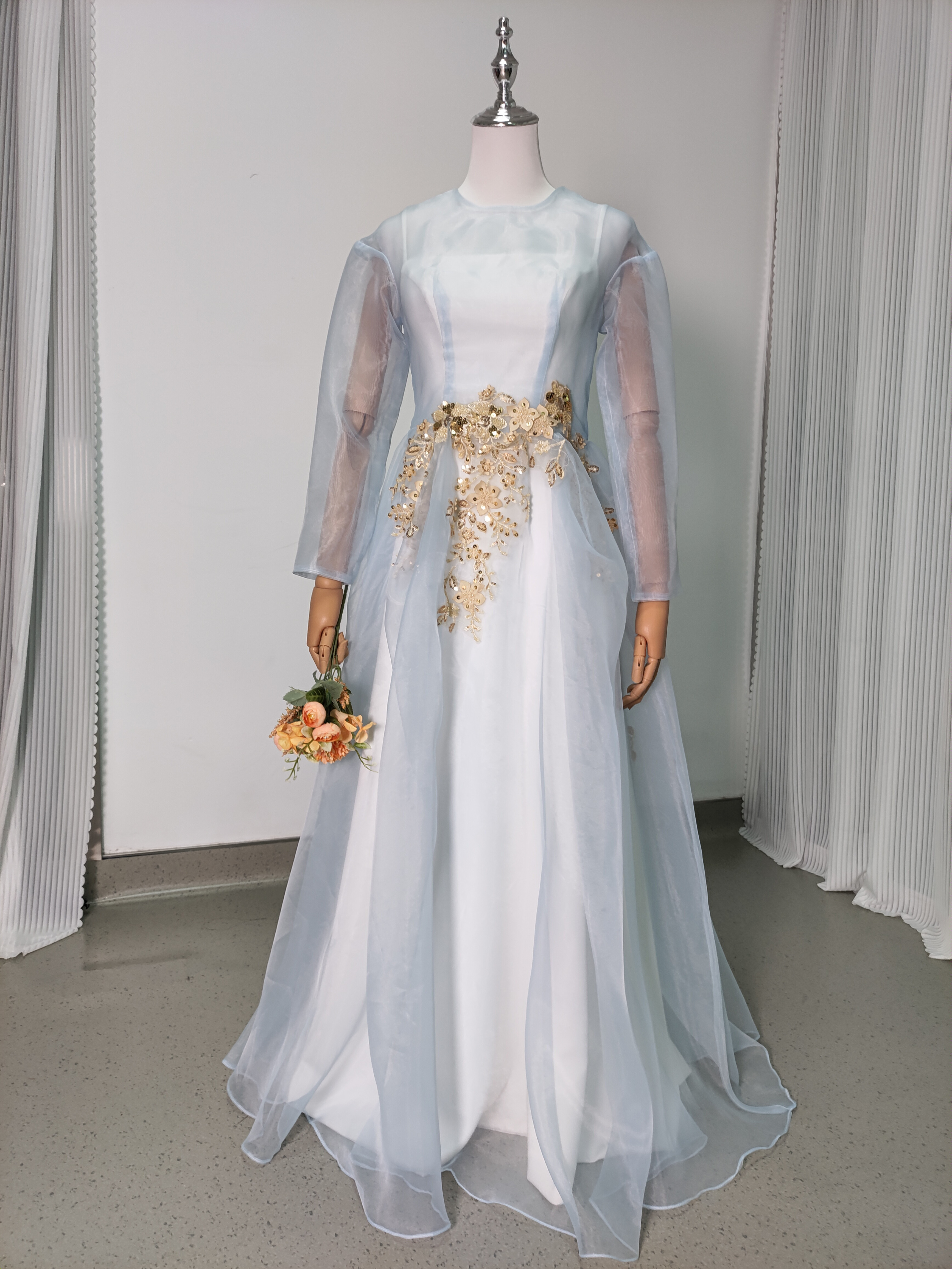 送料無料！ウェディングドレス  ツーピース 上質オーガンジー  ゴールド キラキラ光る刺繍 キャミソール シアーな美しさ