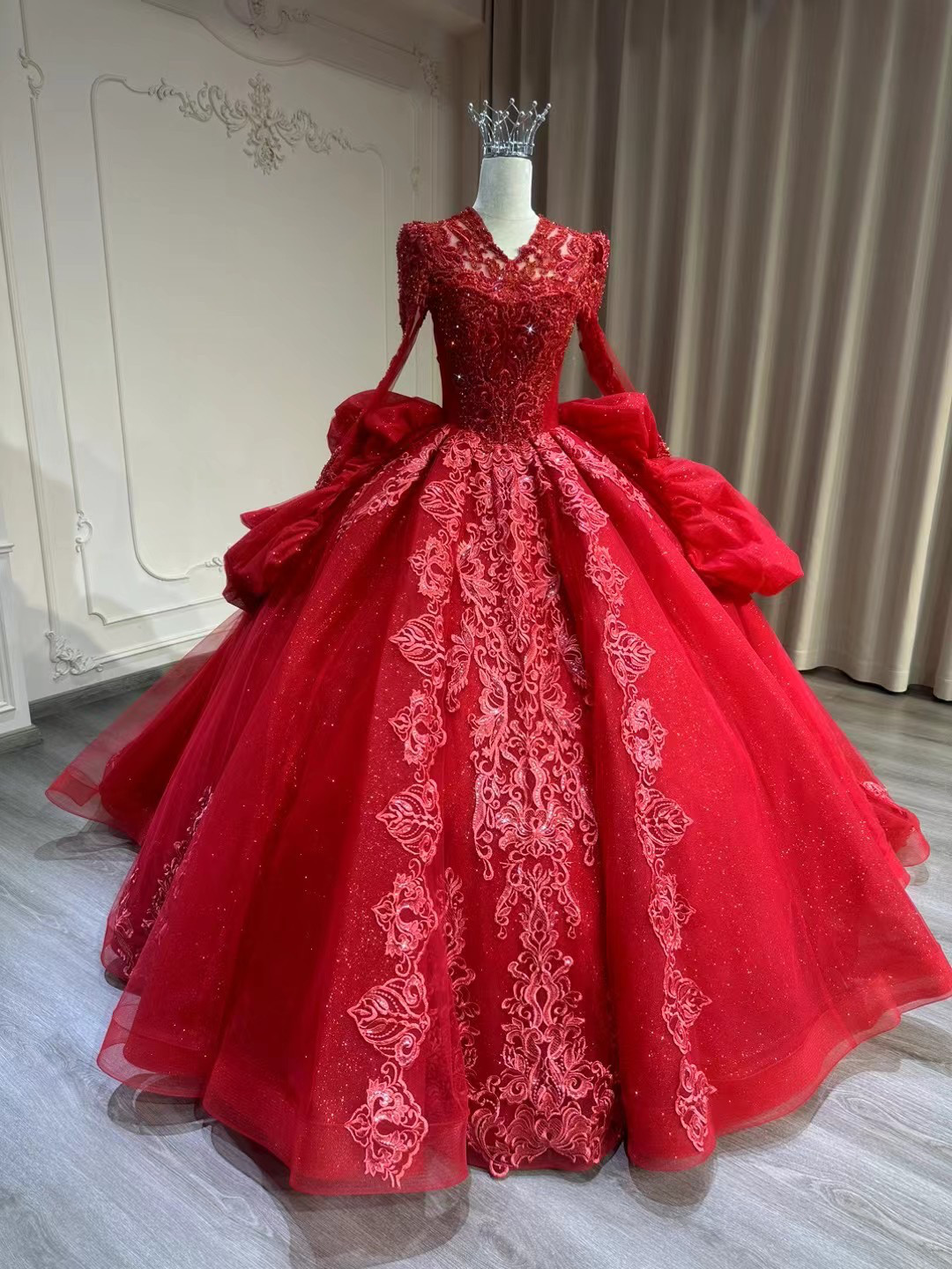 大好き！赤色　長袖　肌が露出しない　水波プリンセスライン　ボリューム　細見えシルエット　優雅がレース　結婚式花嫁披露宴お