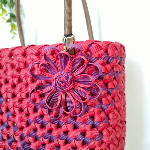 花編みかごバッグM ラズベリー×紫柄入 クラフトバンド かごバッグ