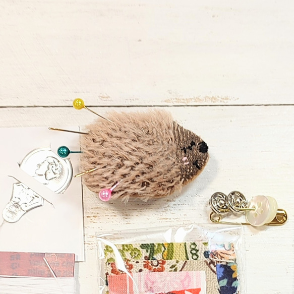 きりのなかのはりねずみクッション ぬいぐるみ(はりねずみ)』 ふんばる