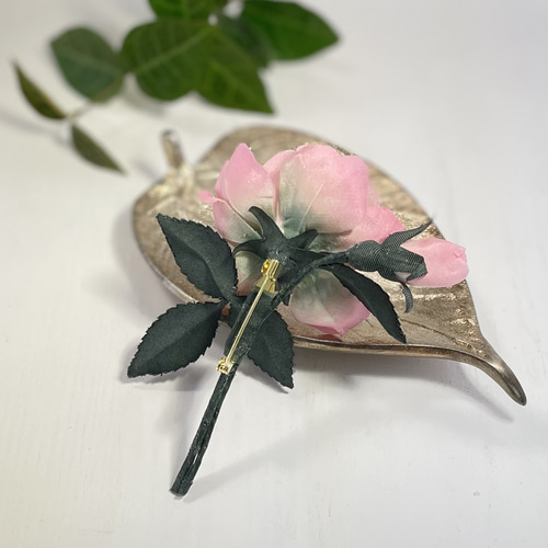 布花優しいピンクに染めたシルクフラワーの薔薇のコサージュ