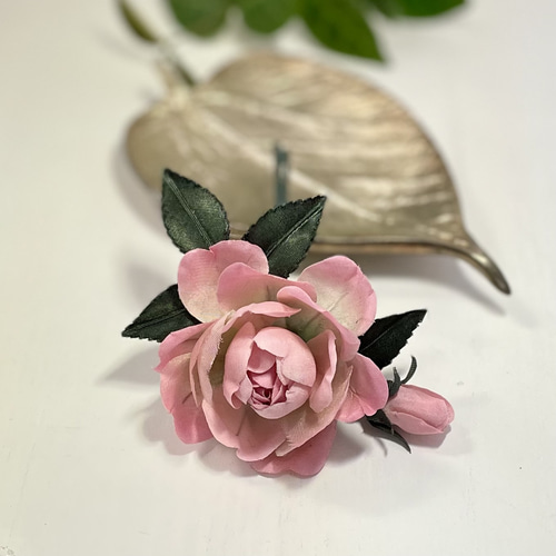 布花優しいピンクに染めたシルクフラワーの薔薇のコサージュ