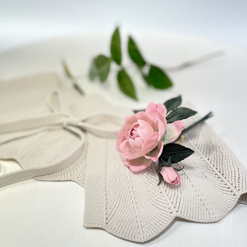布花優しいピンクに染めたシルクフラワーの薔薇のコサージュ