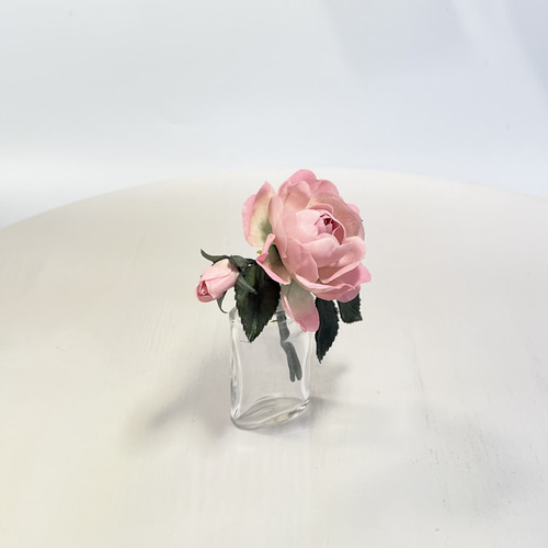 布花優しいピンクに染めたシルクフラワーの薔薇のコサージュ