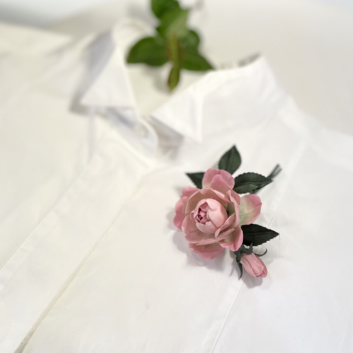 布花優しいピンクに染めたシルクフラワーの薔薇のコサージュ