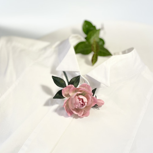 布花優しいピンクに染めたシルクフラワーの薔薇のコサージュ