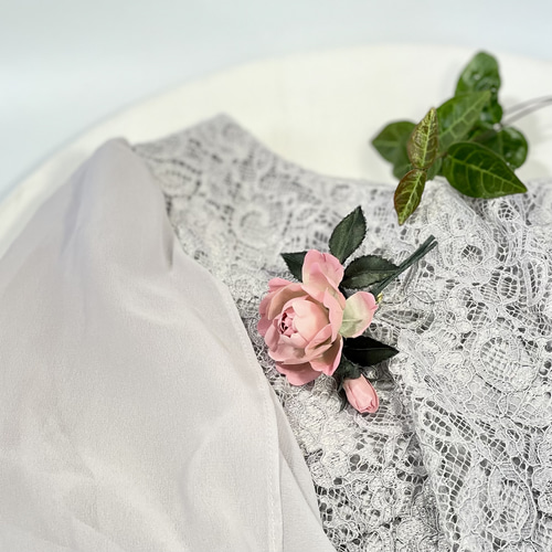 布花優しいピンクに染めたシルクフラワーの薔薇のコサージュ