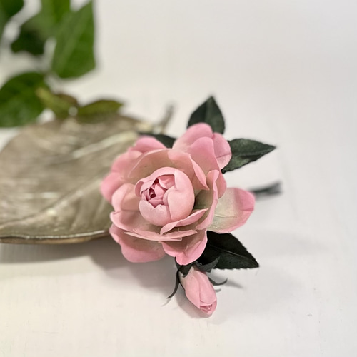 布花優しいピンクに染めたシルクフラワーの薔薇のコサージュ