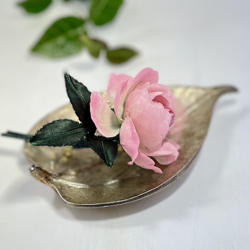 布花優しいピンクに染めたシルクフラワーの薔薇のコサージュ