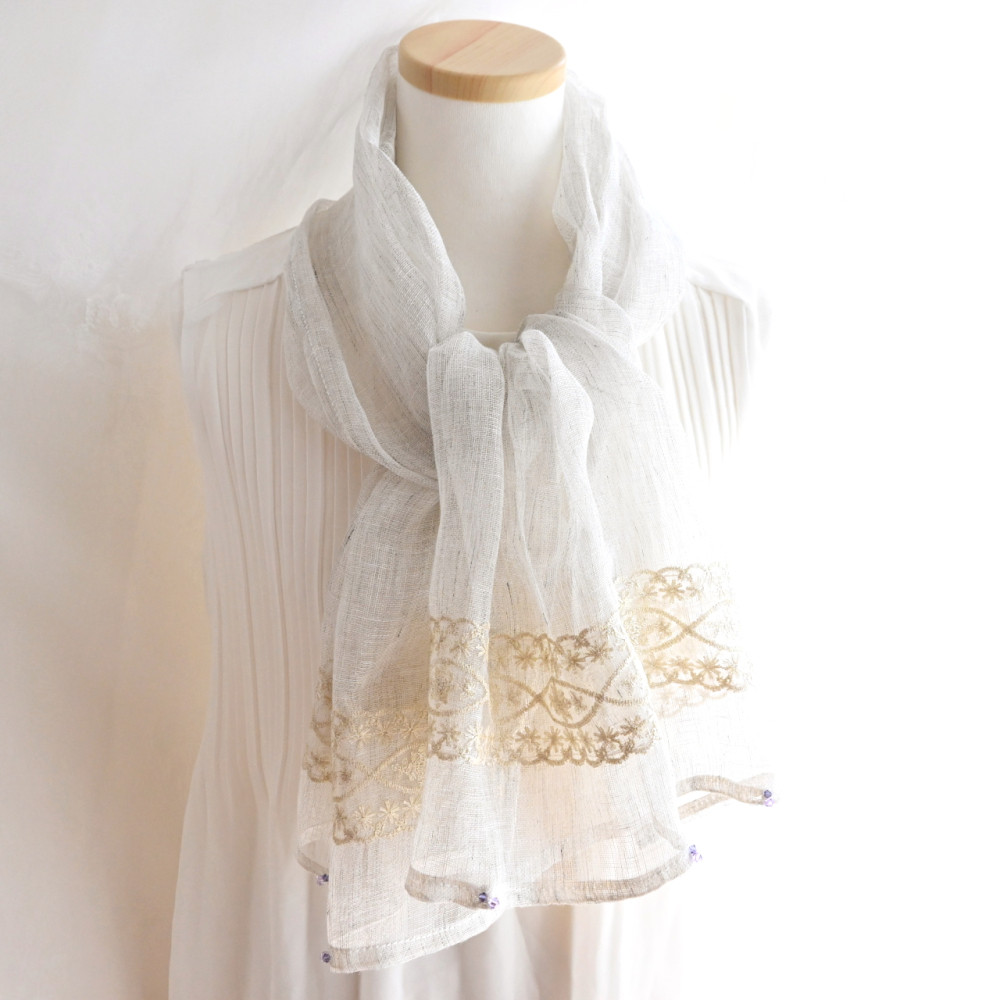 夏、シャリッ！国産リネン×スワロ煌めく、刺繍レース＊ショート ストール《ライトグレー×ベージュ》