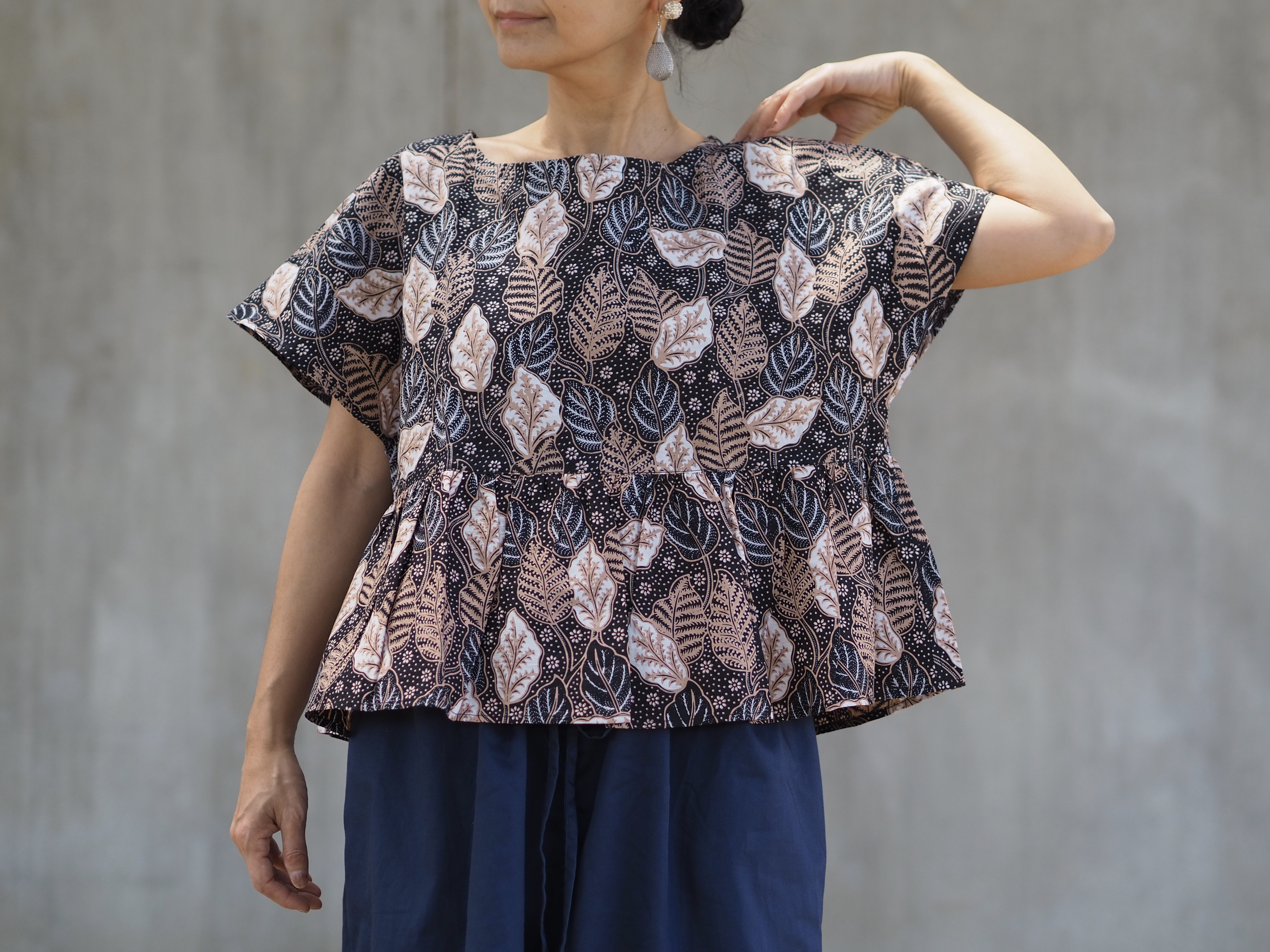 ボタニカル柄/《2カラー》クロップドギャザーブラウス