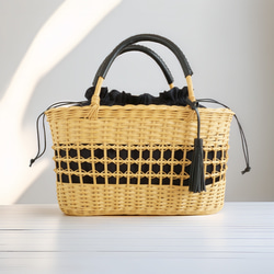 夏の風を感じさせるフリンジ付きの 透かし編みかごバッグ 異素材