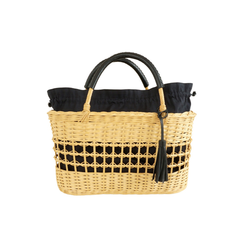 夏の風を感じさせるフリンジ付きの 透かし編みかごバッグ 異素材