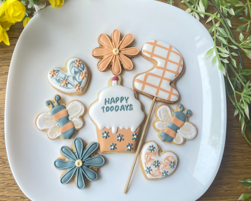 オレンジ×ネイビー】チェックとハチとお花のバースデーアイシング