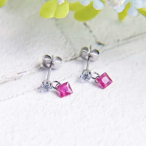 アクアマリンとルビーの小さな宝石ピアス ピアス（スタッド・一粒