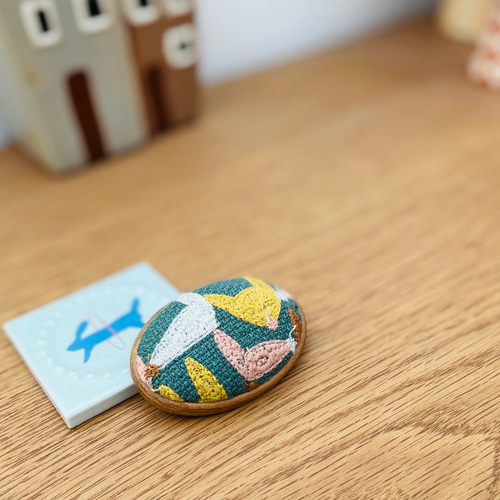 ⚮̈ミナペルホネンハンドメイド⚮̈ ウッドフレームブローチ(だ円大  