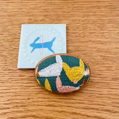 ⚮̈ミナペルホネンハンドメイド⚮̈ ウッドフレームブローチ(だ円大  