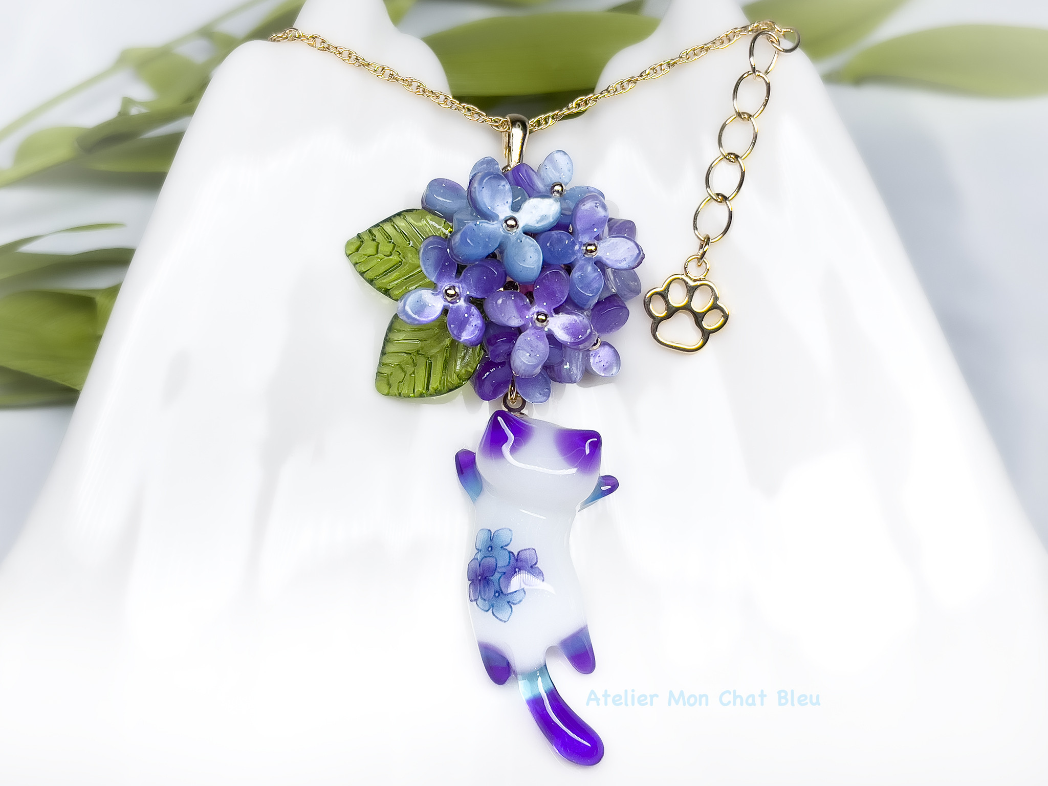 紫陽花追っかけねこのネックレス バイオレット×ブルー
