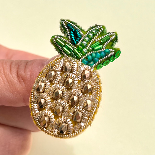 パイナップルのビーズ刺繍ブローチ ブローチ achiacane