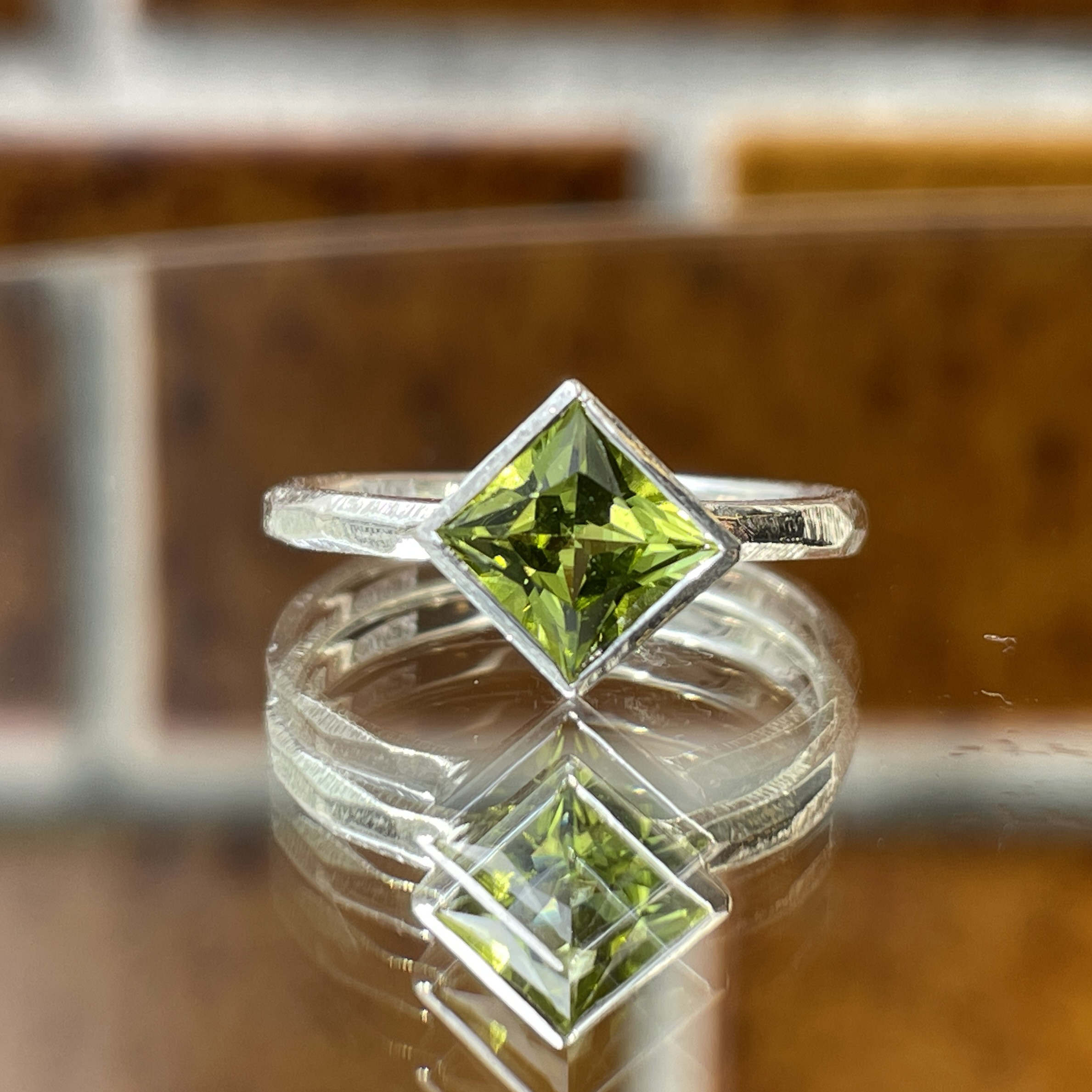 ペリドット扇形リング 六角形ペリドットリング スターリングシルバー カテドラル