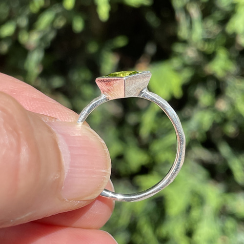 ペリドット SQプリンセスカット6㎜ 伏せこみ留 シルバーSV925リング