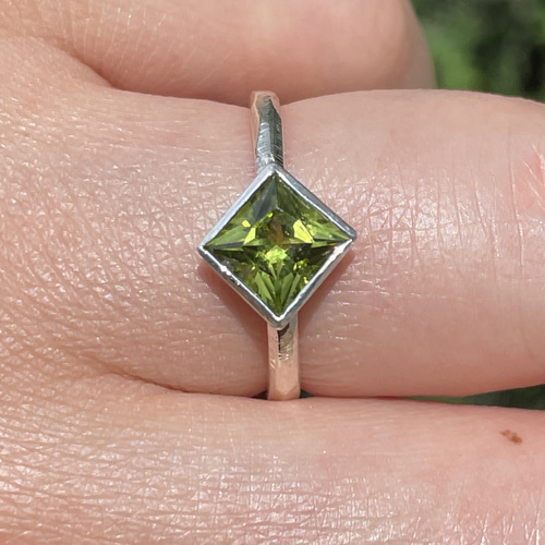 ペリドット SQプリンセスカット6㎜ 伏せこみ留 シルバーSV925リング