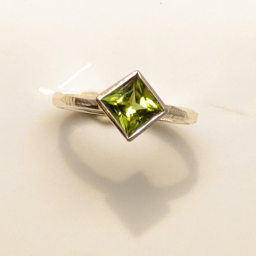 ペリドット SQプリンセスカット6㎜ 伏せこみ留 シルバーSV925リング