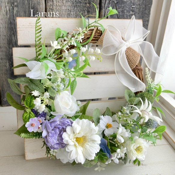 白のスズランとガーベラとラナンキュラスのサマーリース 玄関リース