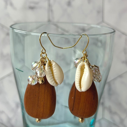 ウッドビーズと貝殻ビーズのじゃらじゃらのイヤリング(ピアス  