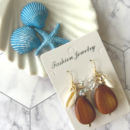 ウッドビーズと貝殻ビーズのじゃらじゃらのイヤリング(ピアス  