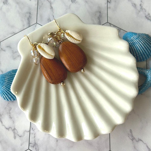 ウッドビーズと貝殻ビーズのじゃらじゃらのイヤリング(ピアス  