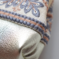 インド刺繍リボンと牛革レザー　 がま口ミニ財布・小物入れ　Beige&platinum 4枚目の画像