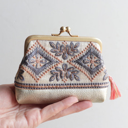 インド刺繍リボンと牛革レザー　 がま口ミニ財布・小物入れ　Beige&platinum 2枚目の画像