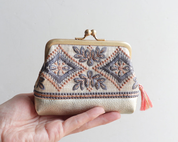 インド刺繍リボンと牛革レザー　 がま口ミニ財布・小物入れ　Beige&platinum 2枚目の画像