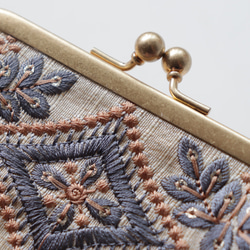 インド刺繍リボンと牛革レザー　 がま口ミニ財布・小物入れ　Beige&platinum 3枚目の画像