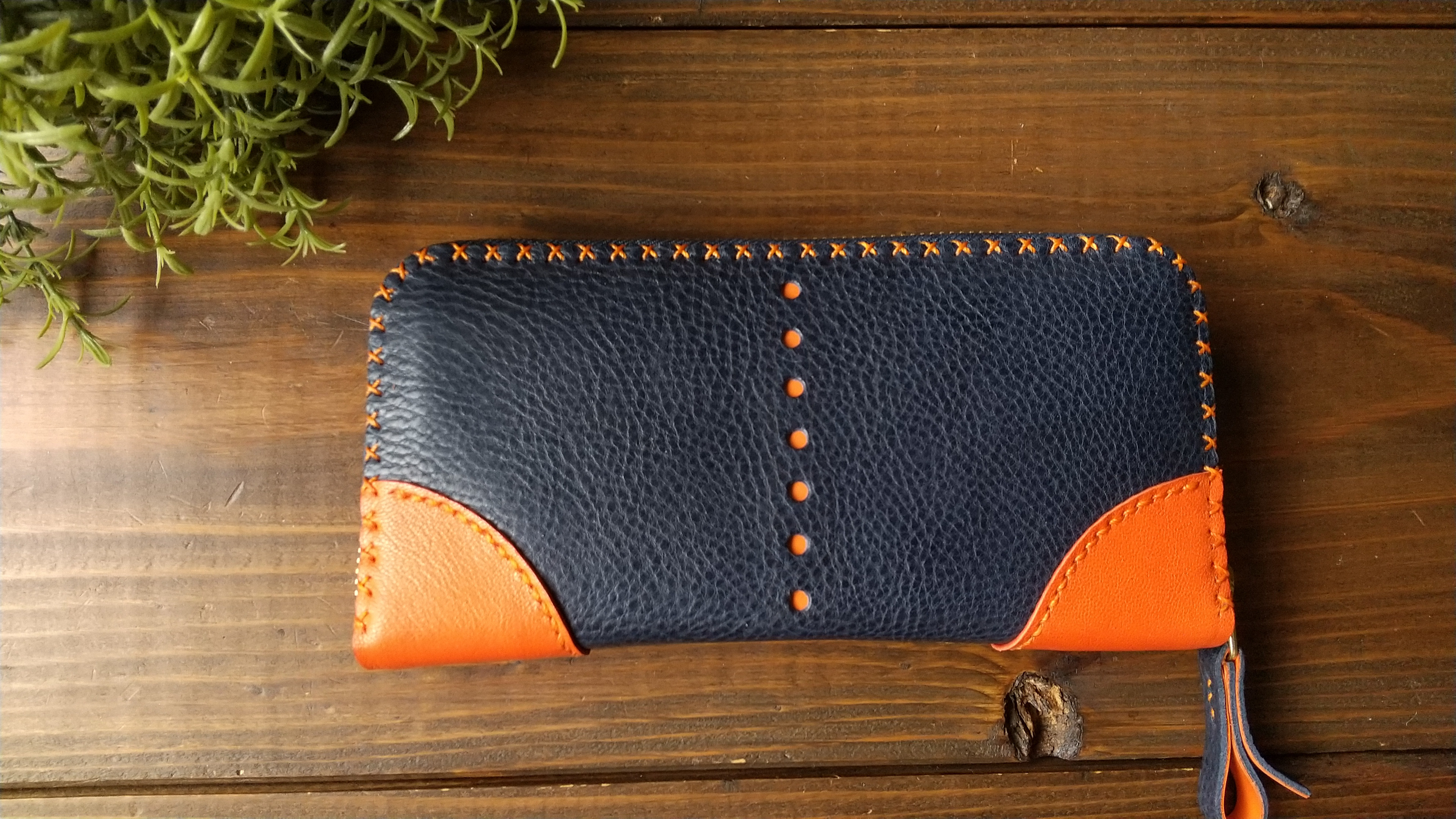 ダブルファスナーの長財布（ネイビーにてんてんとオレンジ）