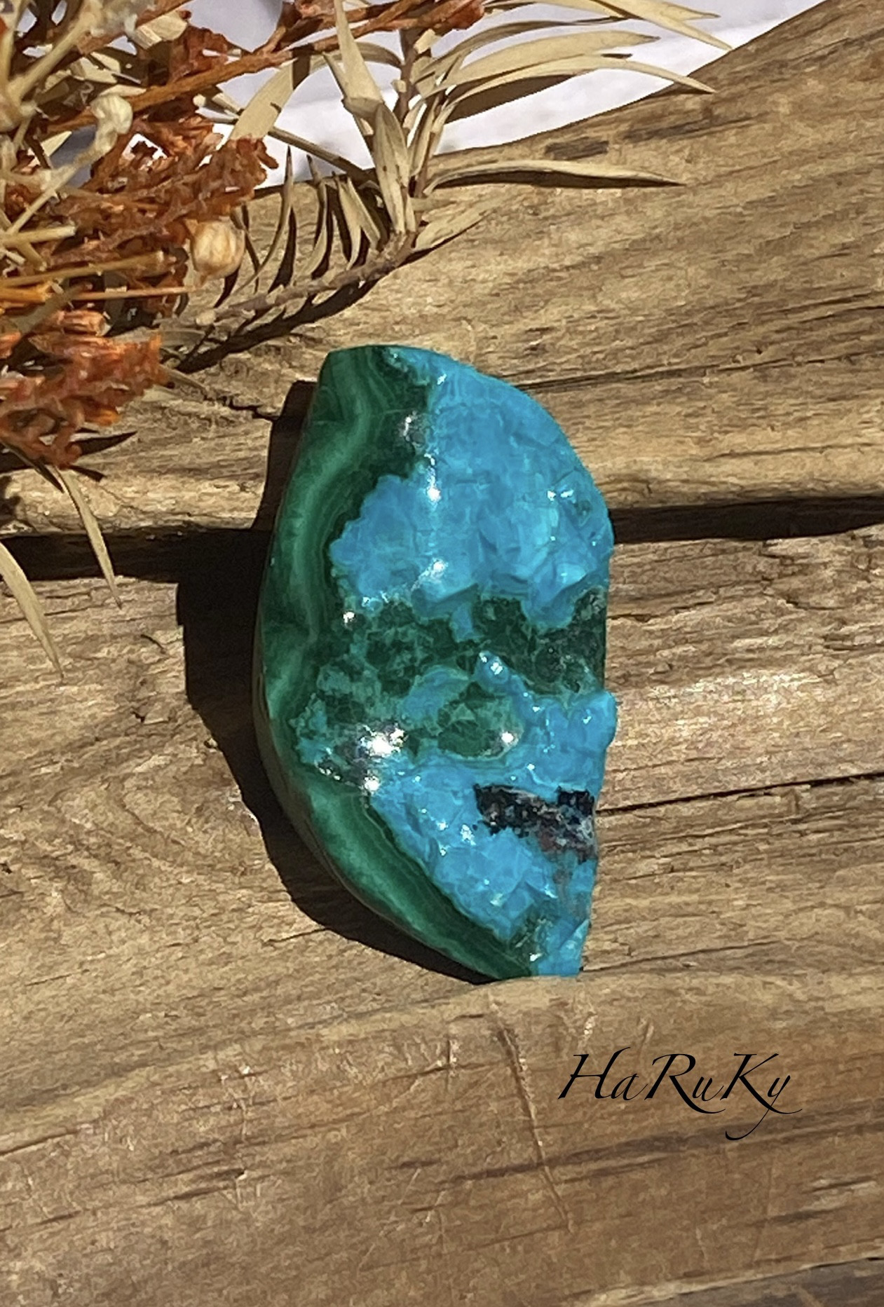 マラカイト原石（中央に球形の凹みあり） マラカイト原石（中央に球形の凹みあり）