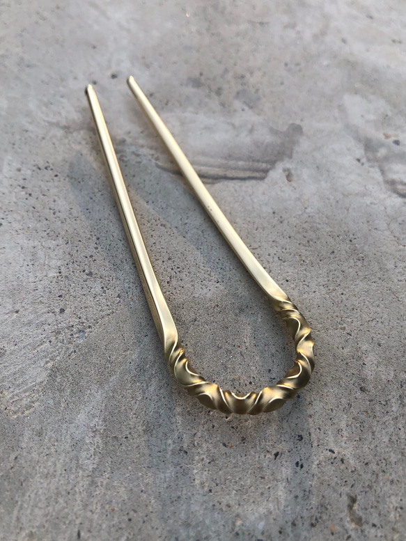 brass curved pattern small hair stick かんざし ヘアスティック 受注生産品 1枚目の画像