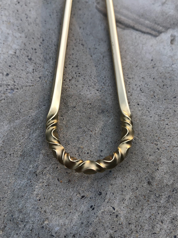 brass curved pattern small hair stick かんざし ヘアスティック 受注生産品 3枚目の画像