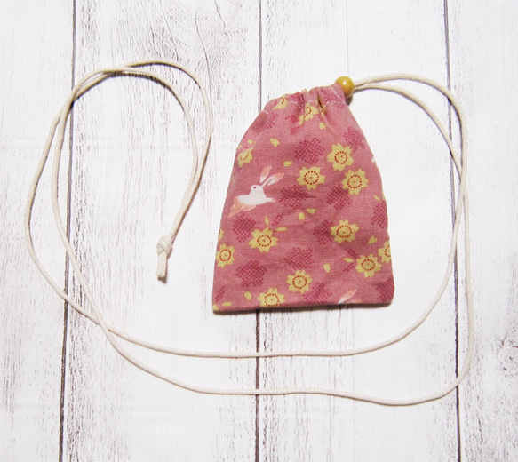 首から下げられる、巾着袋－お守り袋・桜とうさぎ・ピンク・鍵袋 4枚目の画像