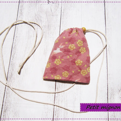 首から下げられる、巾着袋－お守り袋・桜とうさぎ・ピンク・鍵袋 1枚目の画像