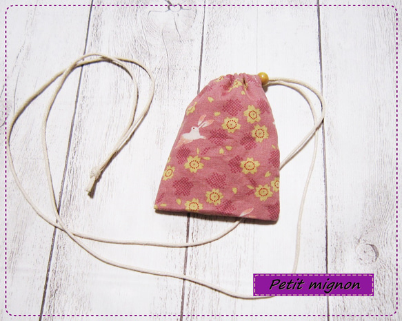 首から下げられる、巾着袋－お守り袋・桜とうさぎ・ピンク・鍵袋 1枚目の画像
