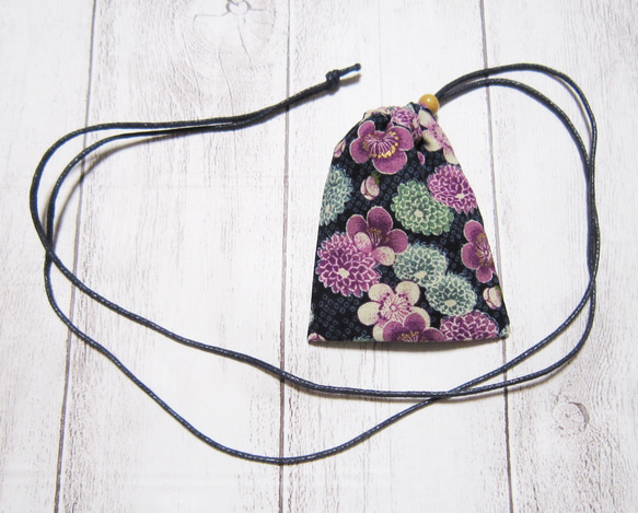 首から下げられる、巾着袋－お守り袋・菊と梅・パープル系（紺紐）・鍵袋 4枚目の画像