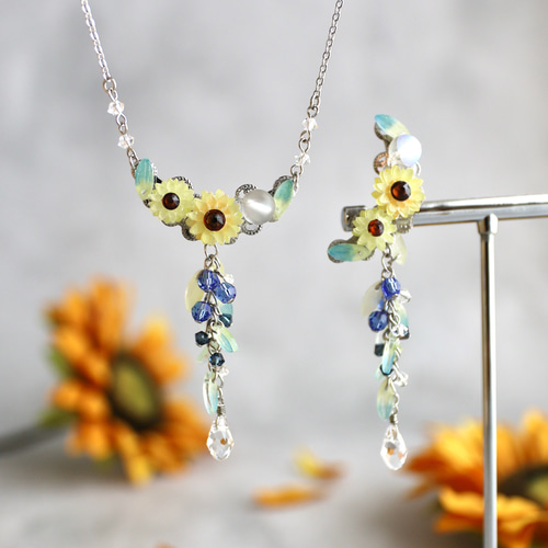 夜の向日葵（ひまわり）と月のネックレス ピアス/イヤリングセット