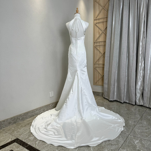 買わないと損！ホルターネック袖なし背中見せ マーメイドド パーティー